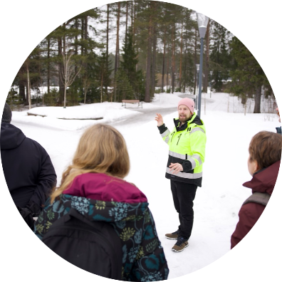 Medarbetare från Luleå kommun berättar för deltagare om Kronandalen